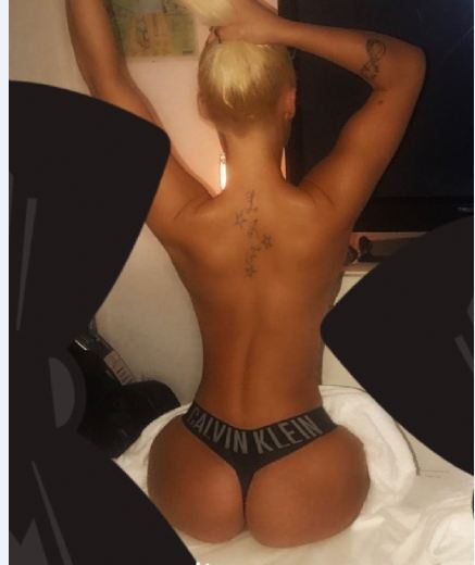 Xhesika Ndoja shfaqet topless, një mashkull e fërkon lartë e poshtë