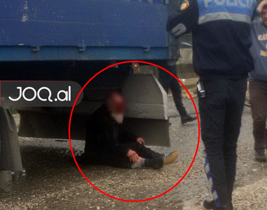 Aksident në Vorë, burri i gjakosur ngel poshtë kamionit