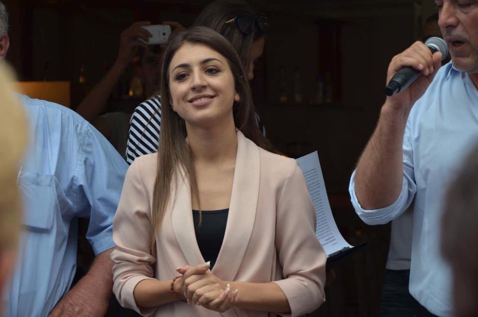 Me këpucë dhe çantë luksi, kush është deputetja që sfidoi “zonjat e rënda” të Parlamenitt