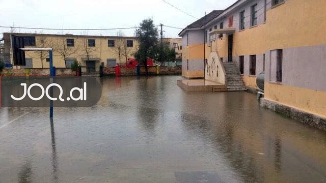 Evakuohen nxënësit e shkollës në Durrës pasi bllokohen nga 1 metër shi