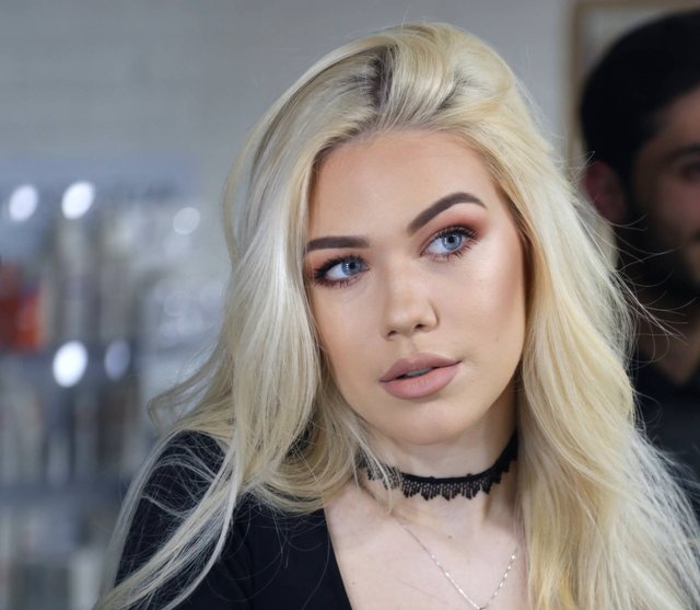 E zhveshur para pasqyrës, vajza e Sabianit i vë flakën rrjetit