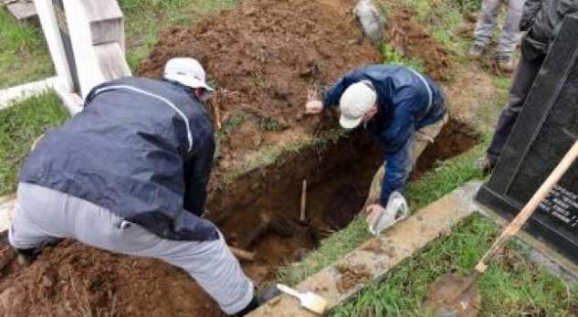 Tmerr në varrezat e Sharrës, i vdekuri del nga arkivoli