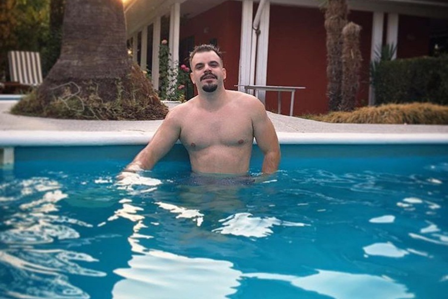 Gazetari shqiptar: Qava kur gjeta të dashurën me dy zezakë