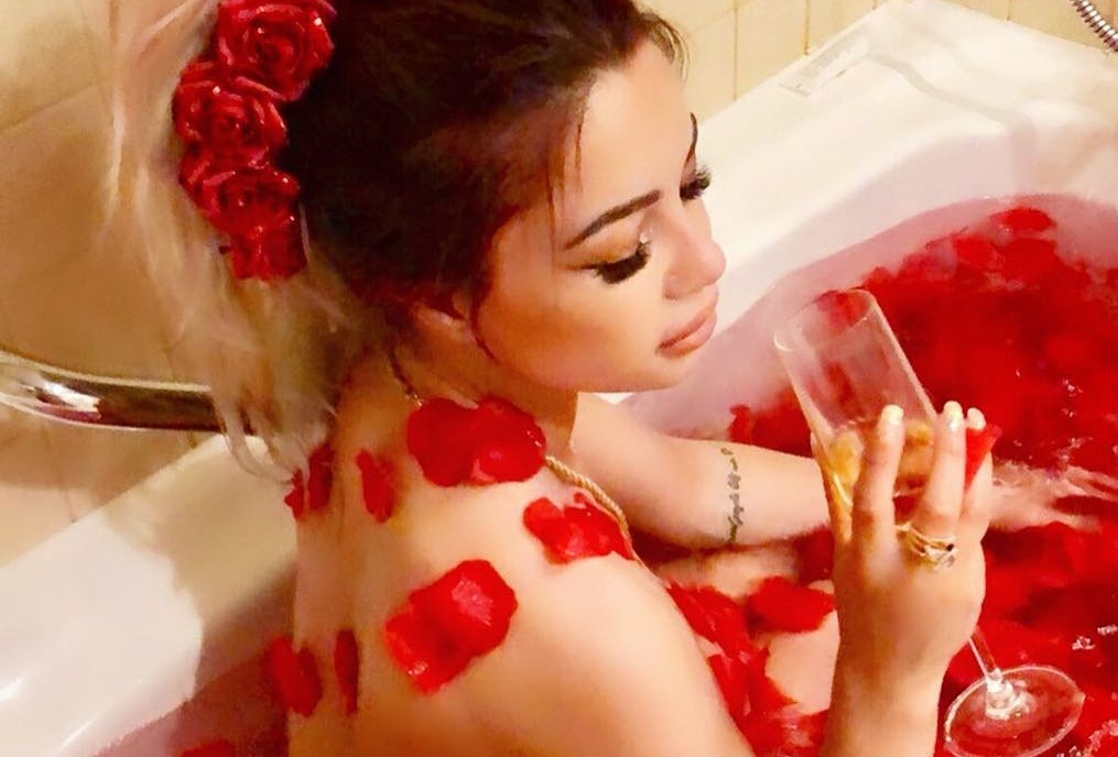 Biznesmenia shqiptare rrëfen jetën pas vdekjes së të dashurit: Ata kanë qenë tallje b*the