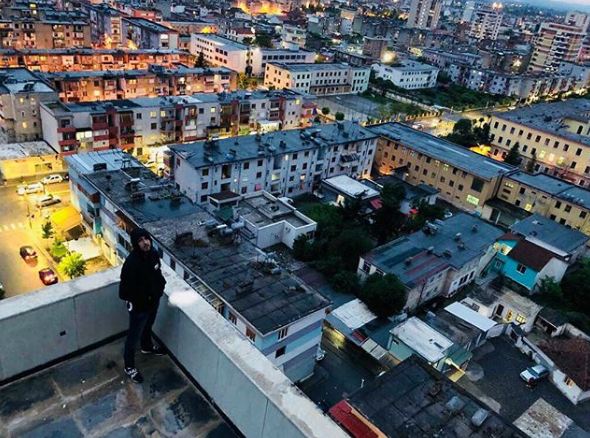 I armatosur dhe sipër një tarrace, reperi shqiptar paralajmëron: Ki kujdes!