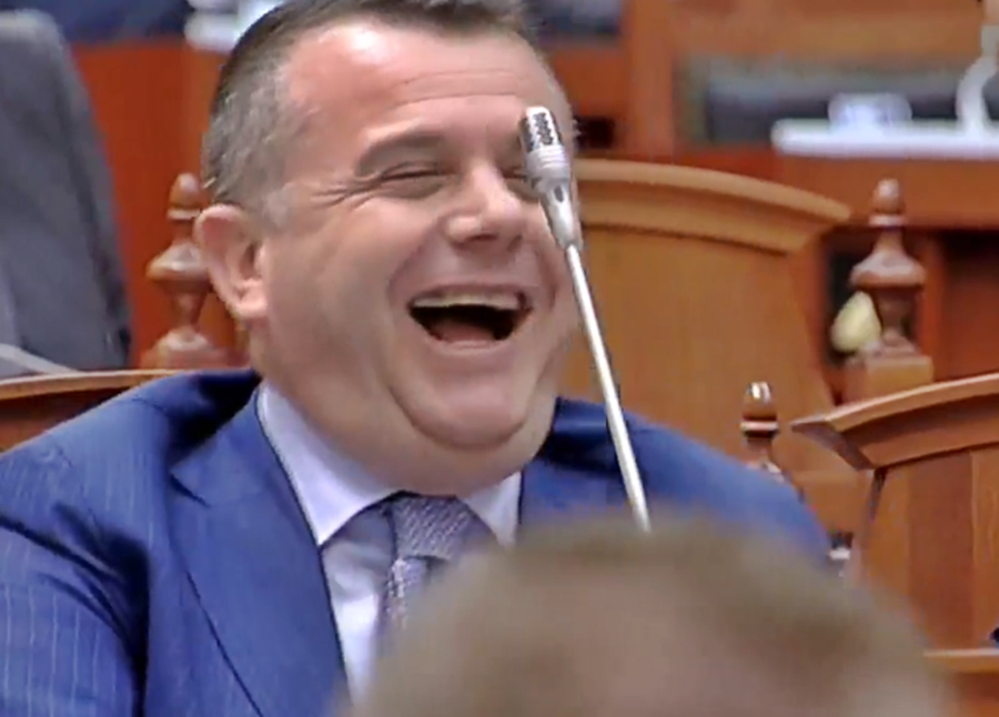 Plas gallata në Kuvend, Balla zgërdhihet së qeshuri