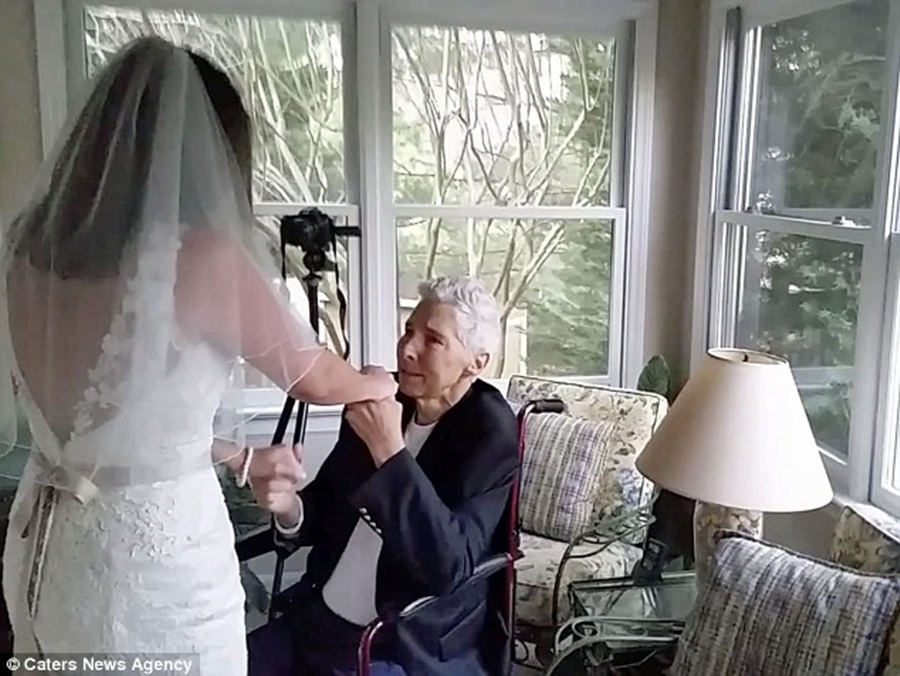 Edhe pse beqare, vajza vishet si nuse për të kërcyer me babin që po vdiste nga kanceri