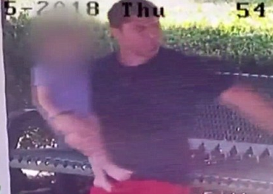 Babai mizor përdor fëmijën 18-muajsh si shkop bejsbolli për të rrahur të dashurën