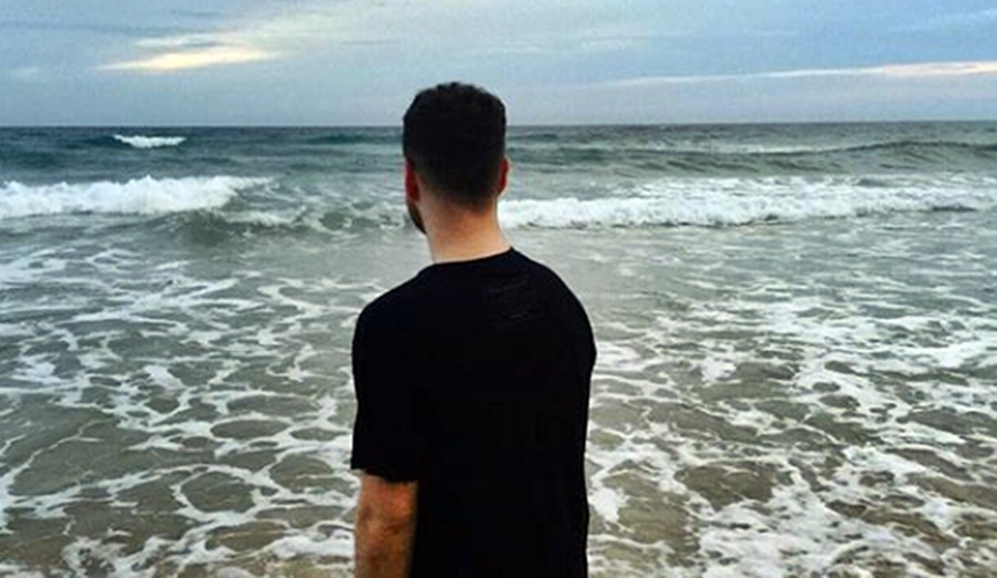 I shkatërruar pas ndarjes nga i dashuri, këngëtari i njohur ndërpret koncertin mes lotëve