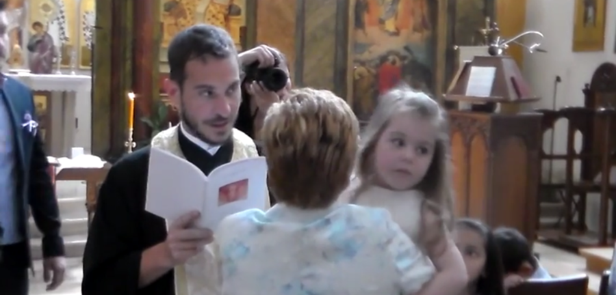 Prifti pedofil kapet lakuriq në makinë me një vajzë 10-vjeçare