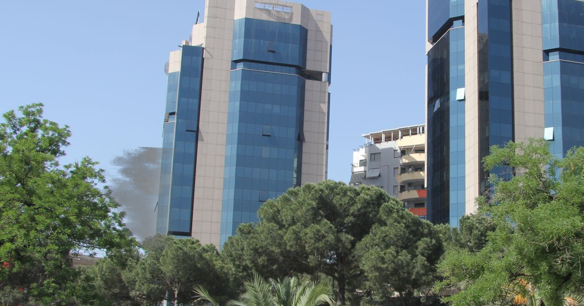 Zjarr tek Kullat Binjake në Tiranë, flakët përfshijnë zyrën e avokatisë