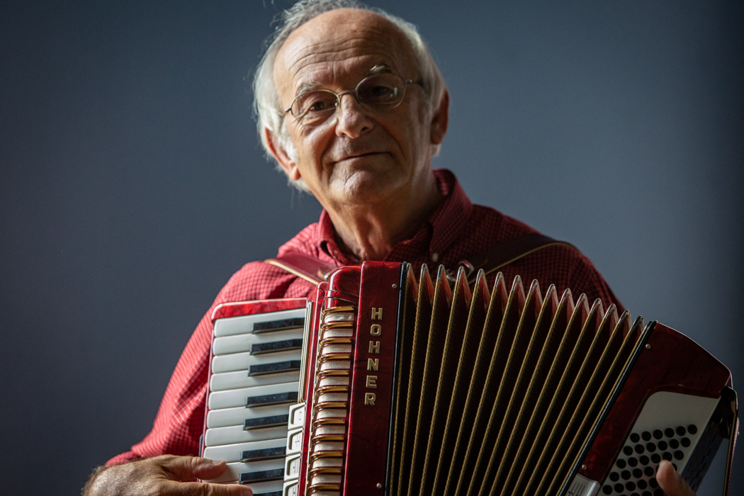 “66-vjeçari që solli traditën shqiptare në një valixhe”, mediat amerikane tregojnë historinë e shqiptarit me firzamonikë