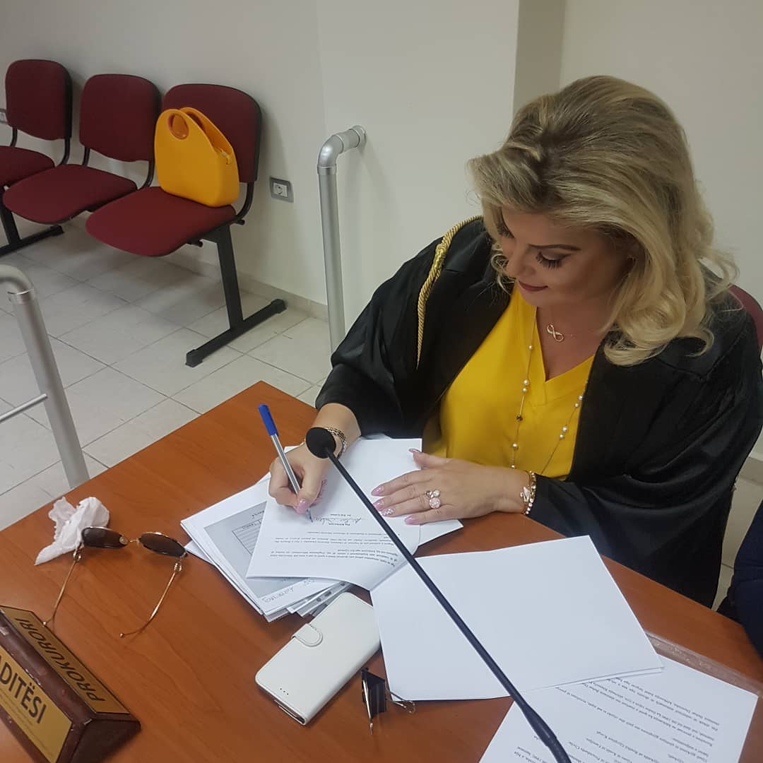 Përfundon në komisariat Eni Çobani, akuzuesja: Më kërcënoi!