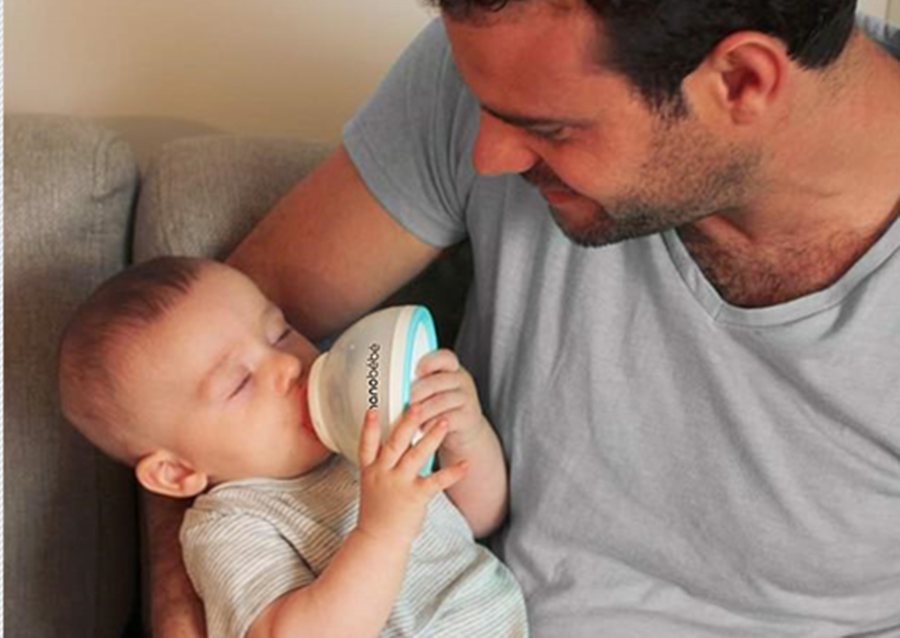 Babai në hall bën shpikjen gjeniale, krijon një biberon në formën e gjirit të nënës