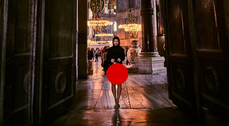 “Po përpiqem të ndihmoj njerëzit”, modelja shkon pa rroba në xhami