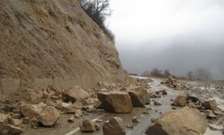 Shkëmbinjtë shemben mbi rrugë, bllokohet aksi Elbasan-Librazhd