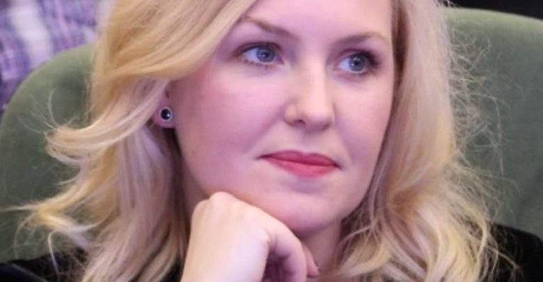 ”E vërteta është duke veshur këpucët”, reagon për herë të parë gruaja e Saimir Tahirit