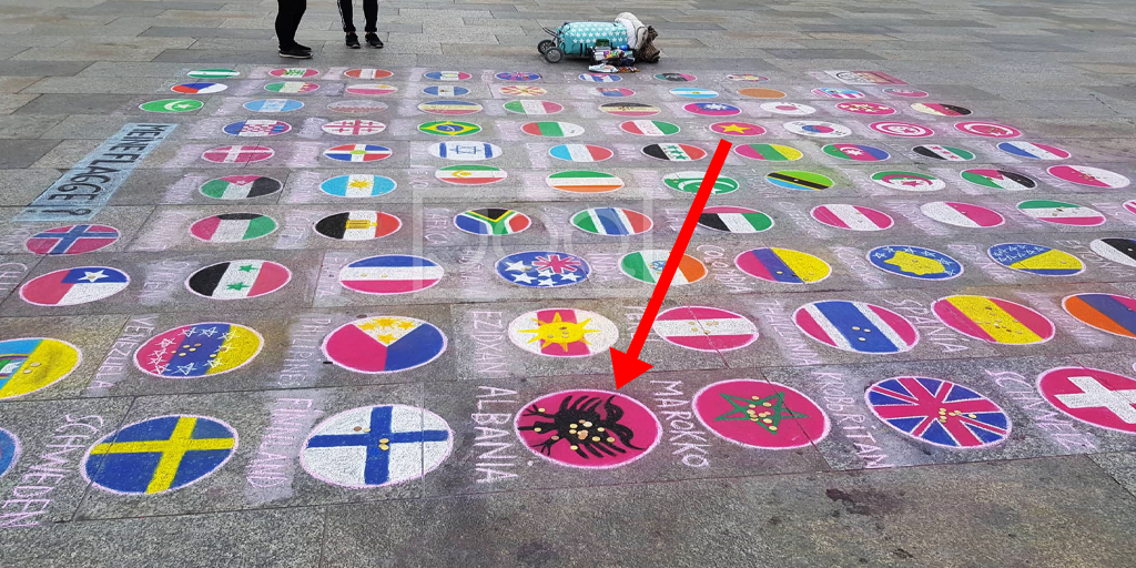 Flamuri kuqezi i pikturuar në qytetin gjerman, shqiptari befasohet nga ajo që vëren mbi të