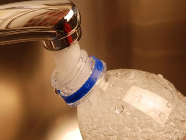 Të rimbushësh shishen me ujë sjell më shumë baktere se sa ka tualeti