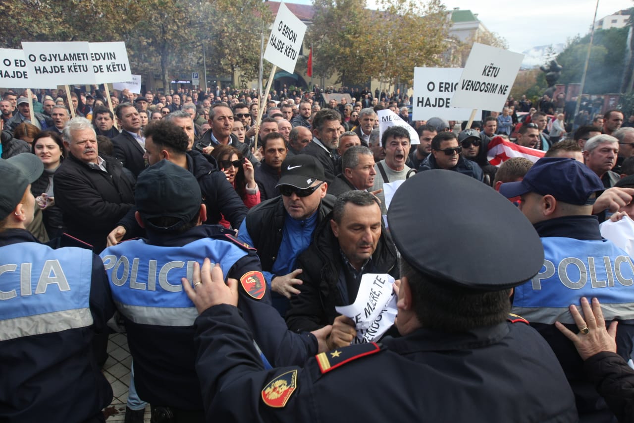 “Personi i dhunshëm ishte gruaja jo burri i saj”, Prokuroria: Burg për 6 nga 11 të arrestuar