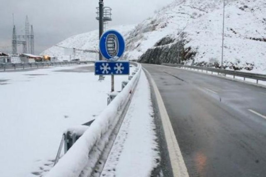 Dalin problemet e para, bora shkakton bllokime në magjistralen Shkup-Prishtinë