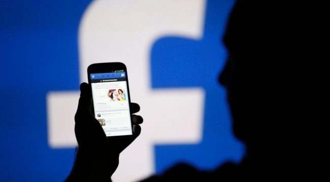 Ju hapen mesazhet e vjetra të Facebook? Rrjeti social “del nga binarët”