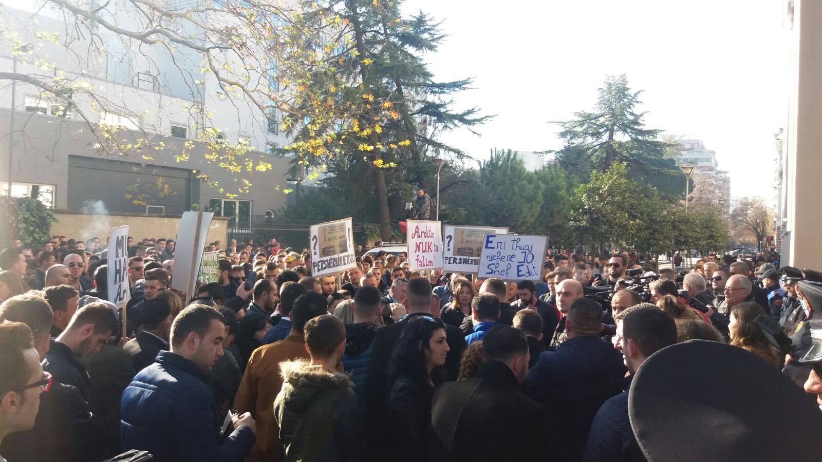 Protestojnë serbët në veri të Kosovës, ngrihen kundër taksës