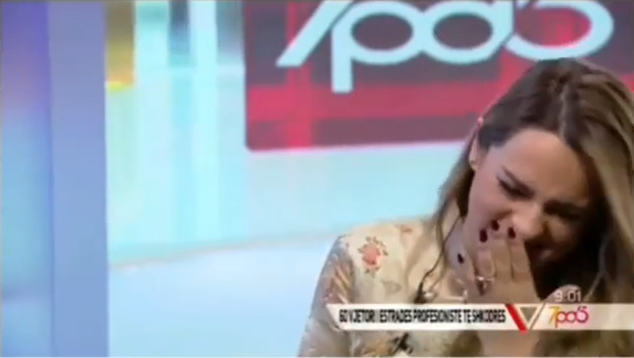 Meket nga e qeshura gjatë transmetimit live, video e moderatores po thyen rrjetet sociale