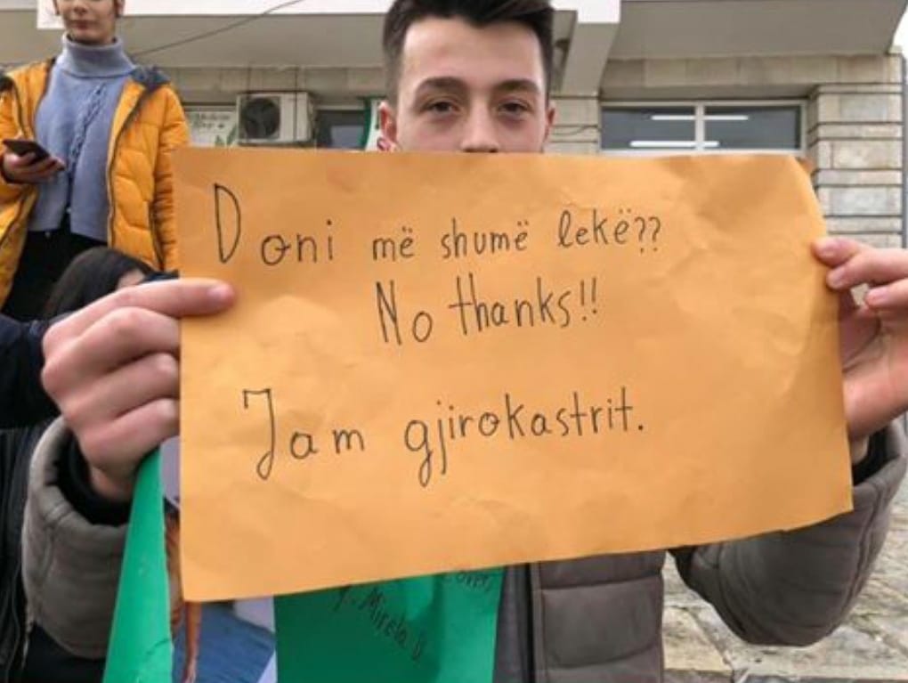 “Doni më shumë lekë? No thanks, jam gjirokastrit!”, studentët e Gjirokastrës në protestë