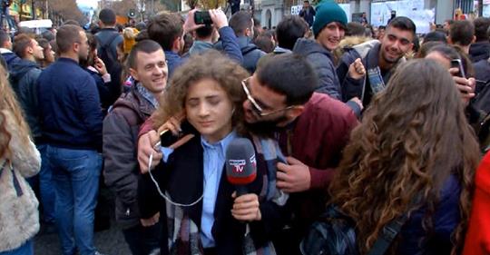 Ishte duke raportuar live nga protesta, studenti puth gazetaren