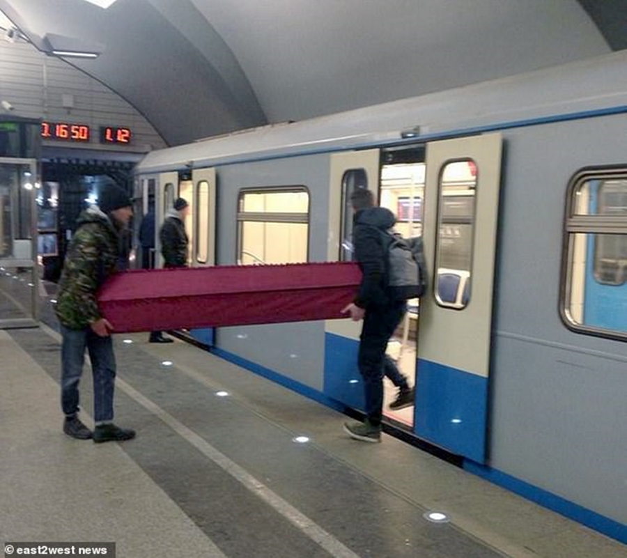 Dy pasagjerët që sollën një arkivol në metronë e qytetit