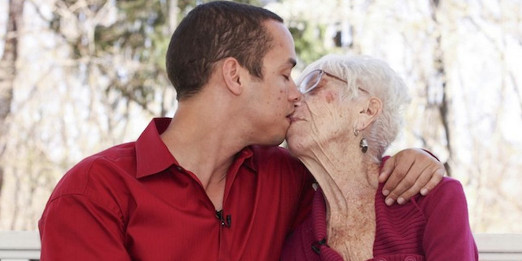 Çifti me 60 vite diferencë, djali shpjegon pse e dashuron të moshuarën