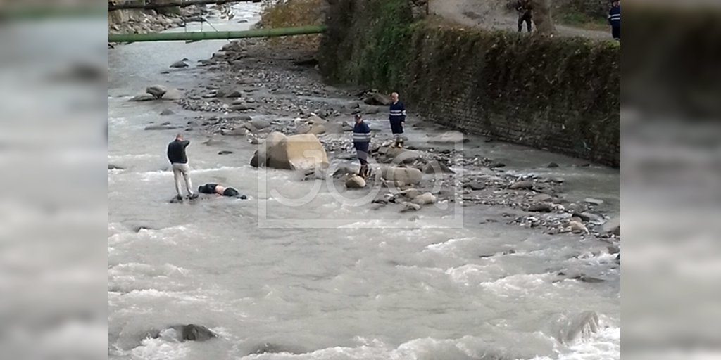 Burri mbytet në lumin Osum, trupi prej 3 orësh mbi gur sepse nuk shkon ambulanca ta marrë