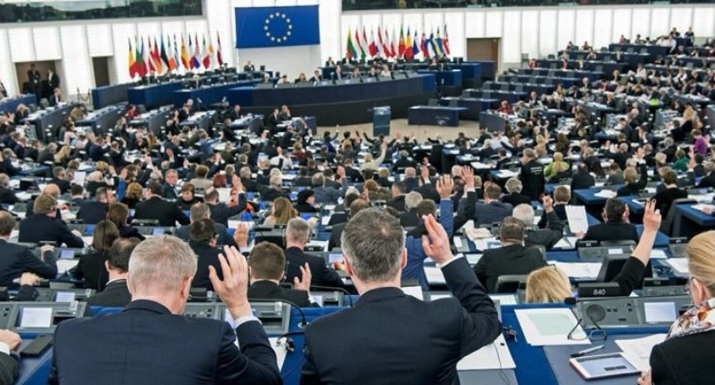 22 eurodeputetë ‘rebelohen’për Kosovën, i kërkojnë BE’së t’i heqë vizat