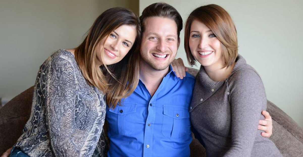 Bashkëjeton me dy të dashurat por do dhe një të tretë, ja historia e pazakontë e Adamit