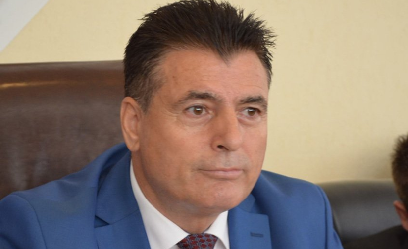 Kryetari i Mitrovicës i bie pishman për Shakirën, tash iu bie në qafe ndërkombëtarëve