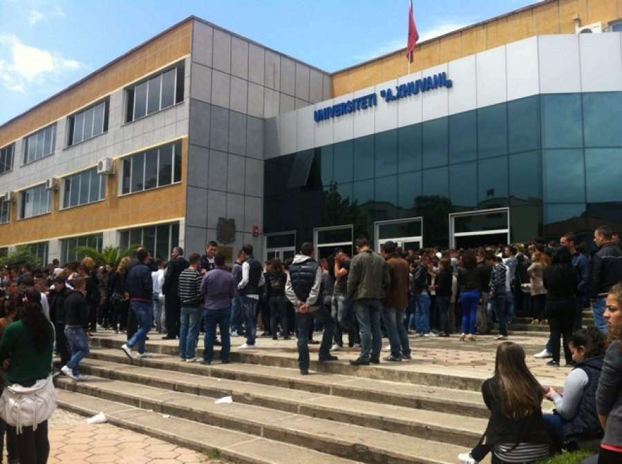 Studentëve në Elbasan u mbyllin Universitetin/ Roja: Me urdhër nga lart! Ata nuk ndalen: Nesër për Tiranë!