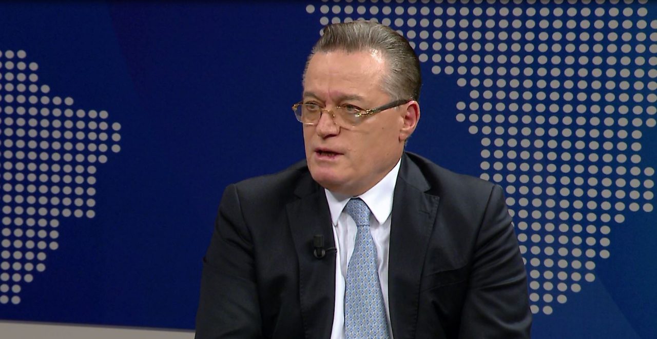 Profesori bën për një lek qeverinë: Zgjodhët Boden si arkitekt të falimentimit, uroj mos keni ngrenë drekë