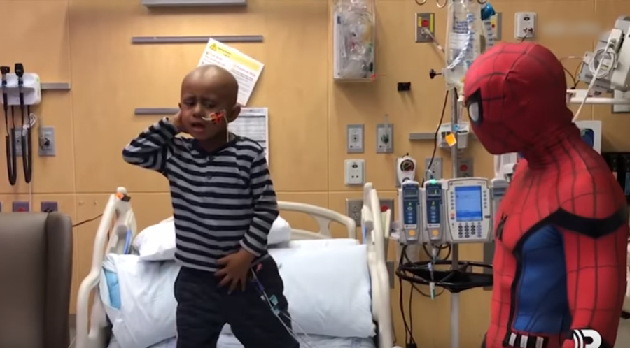 Ky është 5-vjeçari që dhimbjen e kimioterapisë e lufton duke kërcyer si Michael Jackson