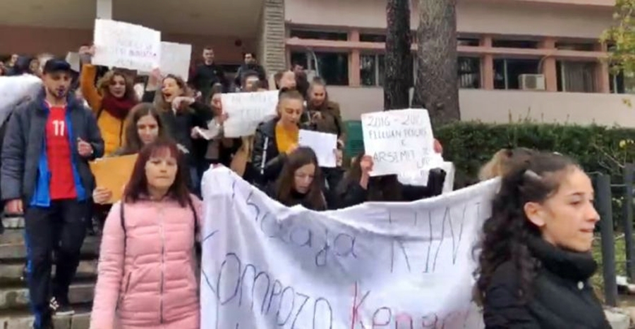 Policia shoqëron studentët në Gjirokastër, por ata nuk dorëzohen: Nesër do protestojmë prapë
