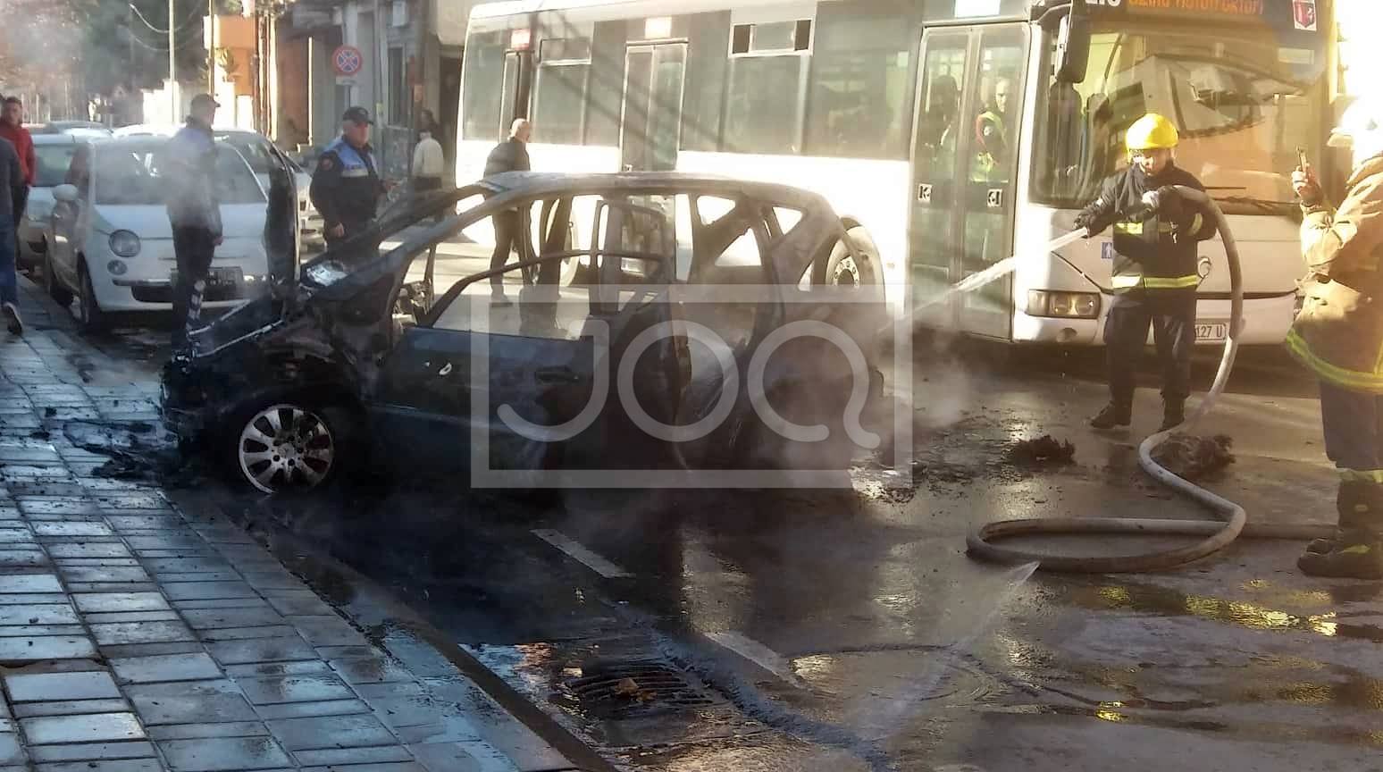 Panik në Tiranë, makina shkrumbohet në mes të rrugës