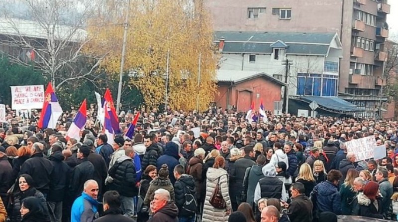Serbët protestojnë në veri kundër taksës 100%