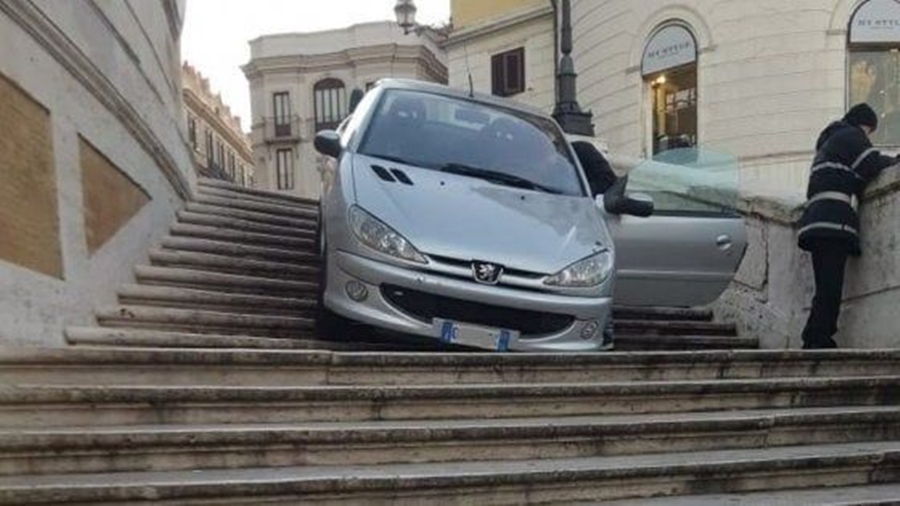 I kishte kthyer ca gota, 27-vjeçari zbret me makinë shkallët e njohura në Itali