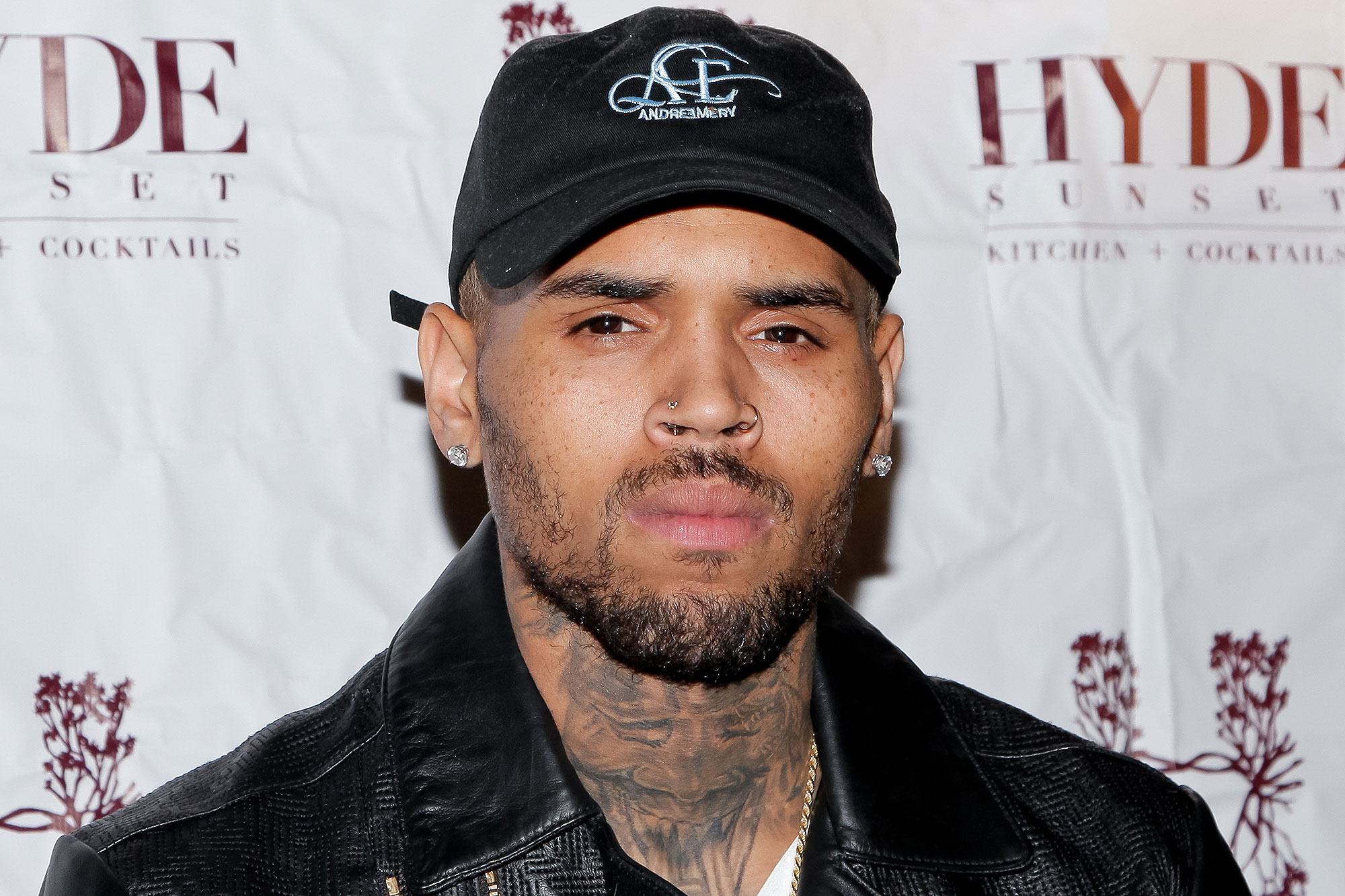 Dyshohet se përdhunoi 24-vjeçaren, arrestohet Chris Brown dhe truproja e tij