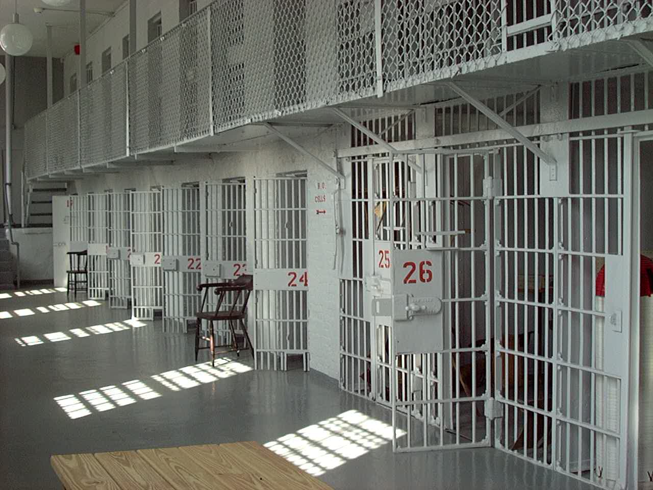 Tentohet të futen 3 celularë në burgun e Lezhës