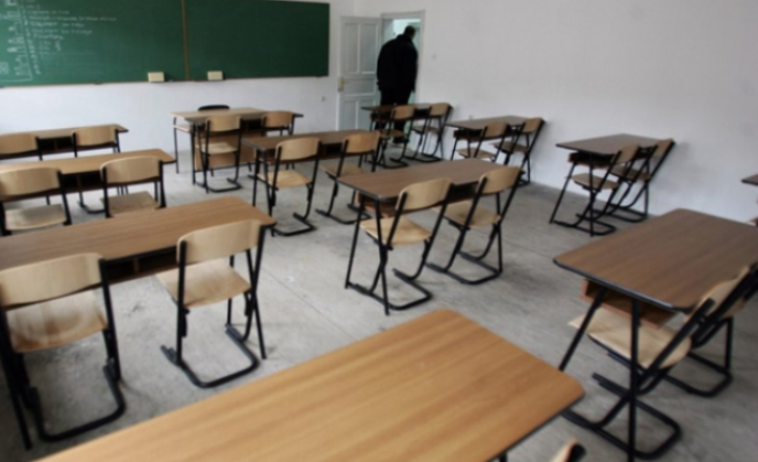 Zbuten mësuesit kosovarë, ndërpritet greva