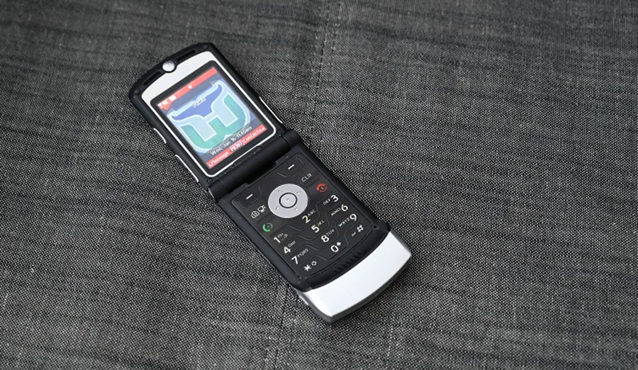 Motorola mendon për nostalgjikët, rikthen modelin me kapak nga viti 2004