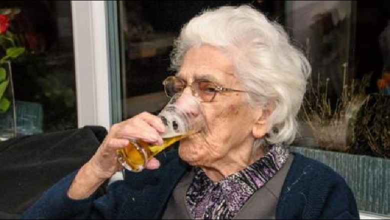 Nuk pyet për këshillat e mjekut, 97-vjeçarja konsumon deri në 22 birra në ditë