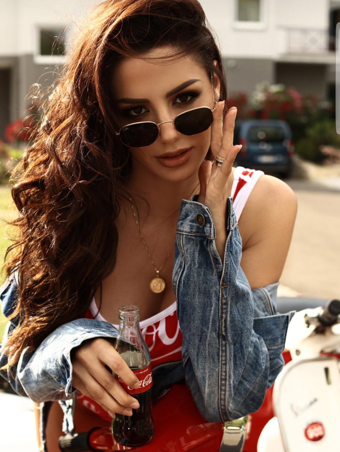 Burrin e ka në kërkim nga policia, por Suada Sherifi shfaqet “duke e djegur” në qytetin e pasionit