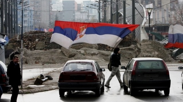 Serbët protestojnë kundër bashkimit të Mitrovicës